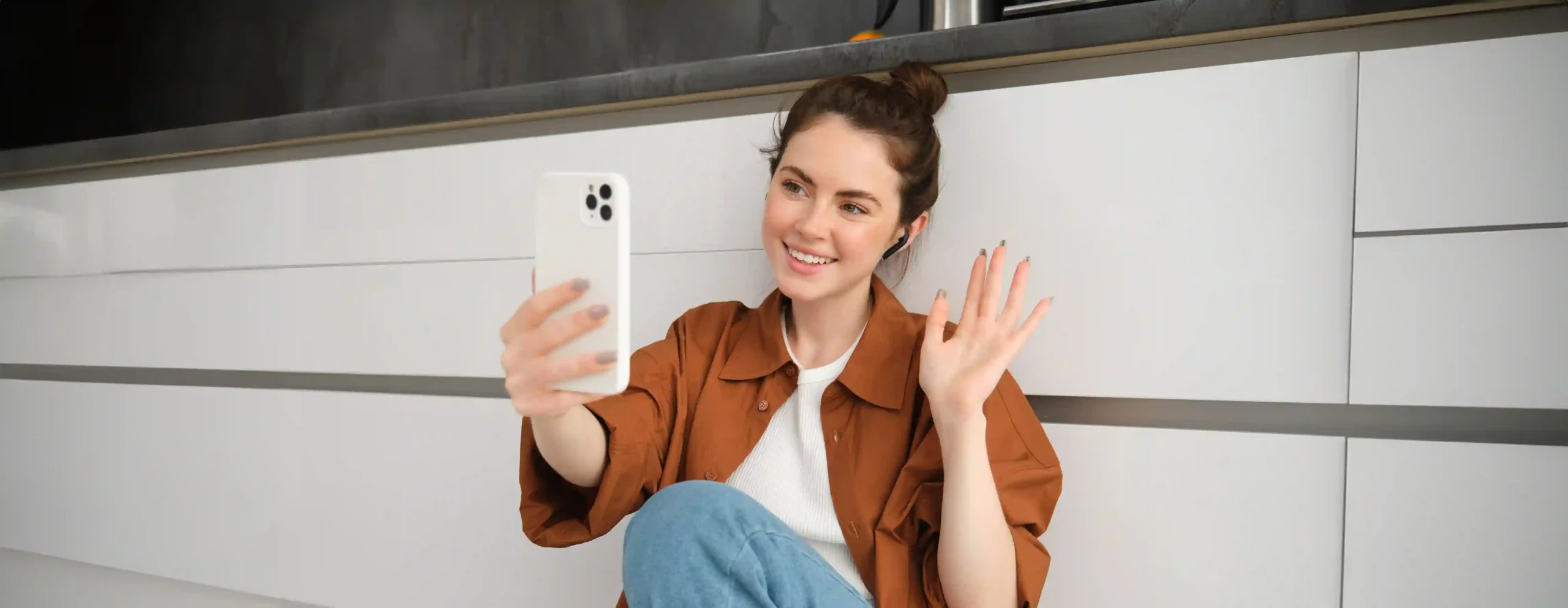 Menina tirando selfie com iphone branco.