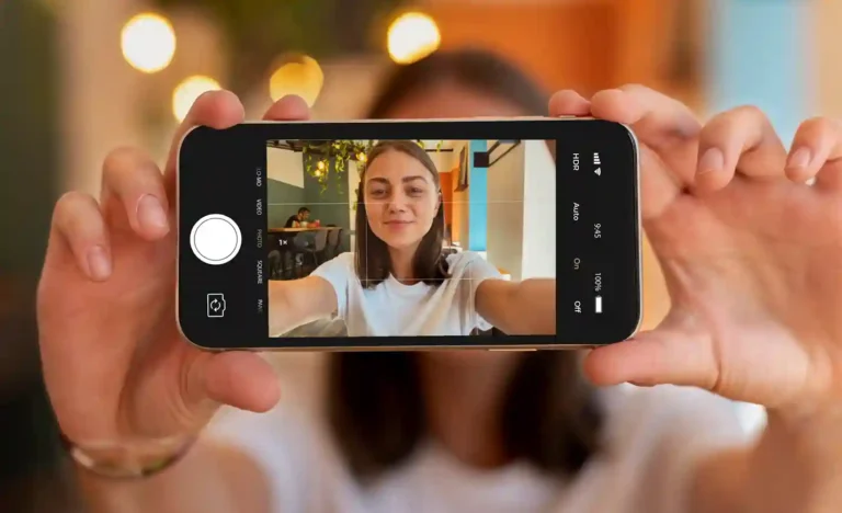 Menina fazendo uma selfie